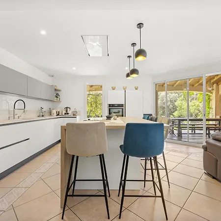 Villa Nimes Couette-café 4*
